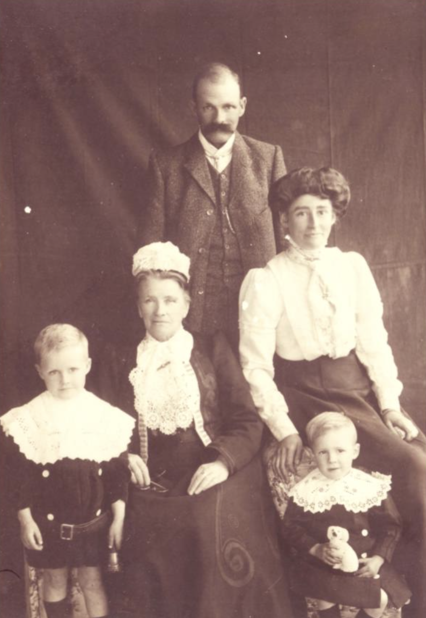 Edmund,Harriett with Harriett’s mother Alice Elizabeth, Stan (left) Reg (right)