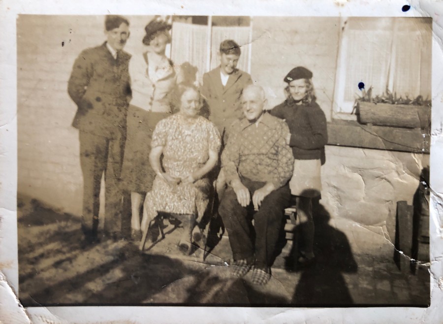 Bruce Morrison, Aunty Daisy Morrison, Bruce Jnr, Joan Morrison. (Front: Grandma Nye, Grandmother Nye)